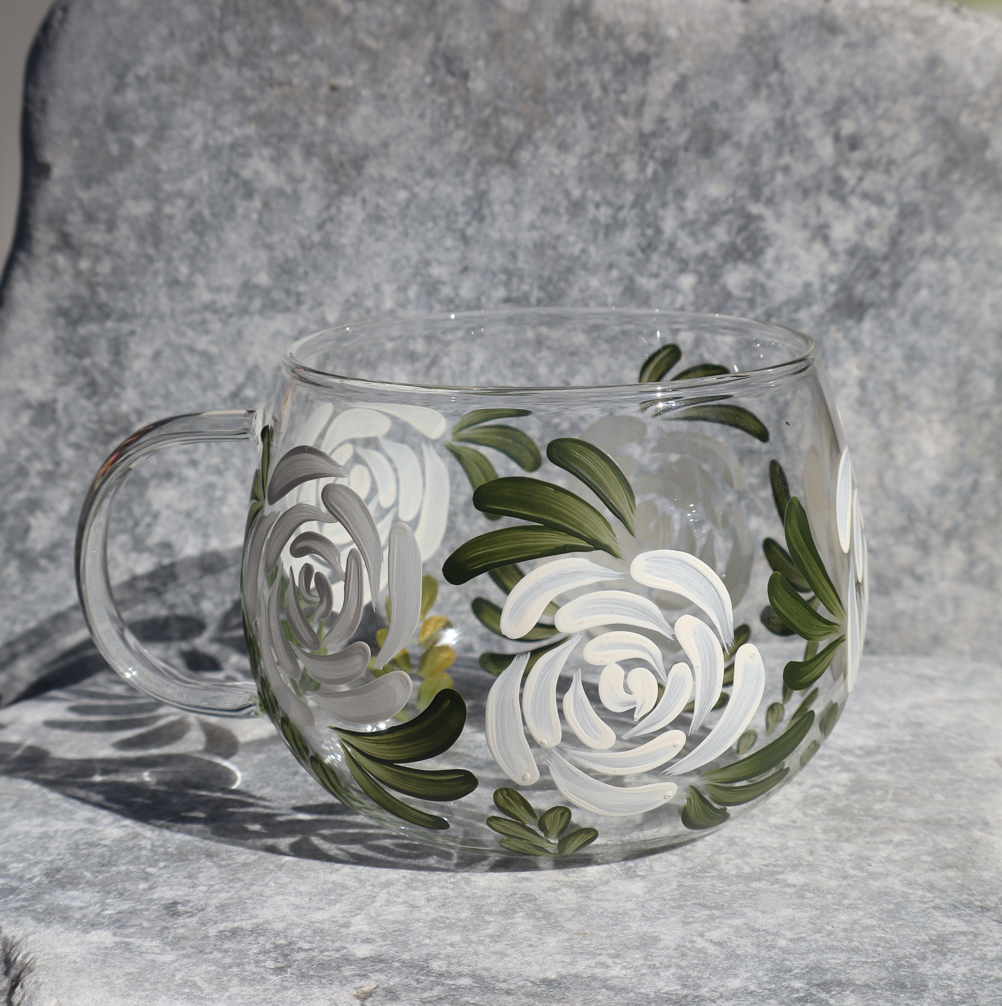 White Roses - Cam Kupa 410 ml, beyaz ve gri güllü kulplu görünüm