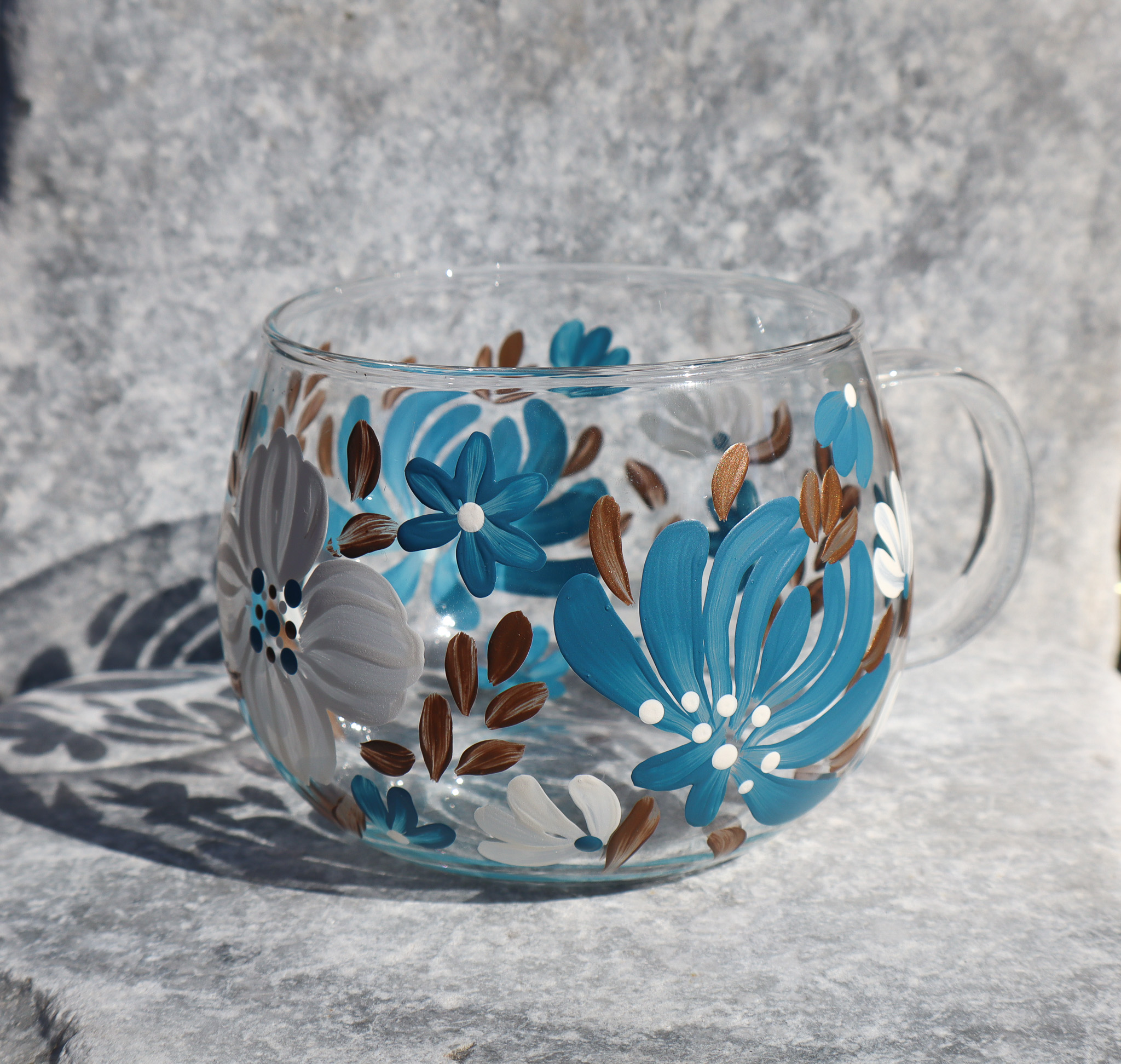 Teal & Mocha Floral - Cam Kupa 410 ml, petrol mavisi ve gri çiçekli görünüm