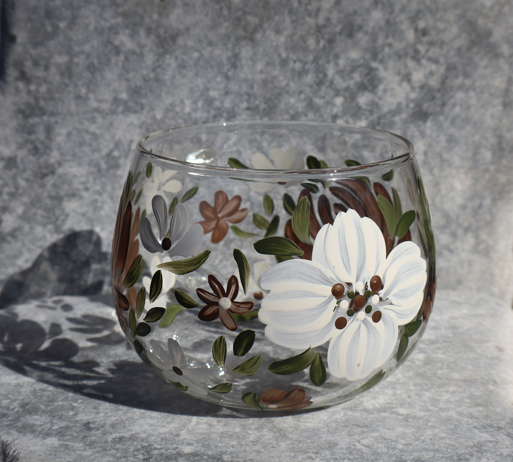 White & Mocha Floral - Cam Kupa 410 ml, beyaz çiçekli yüz