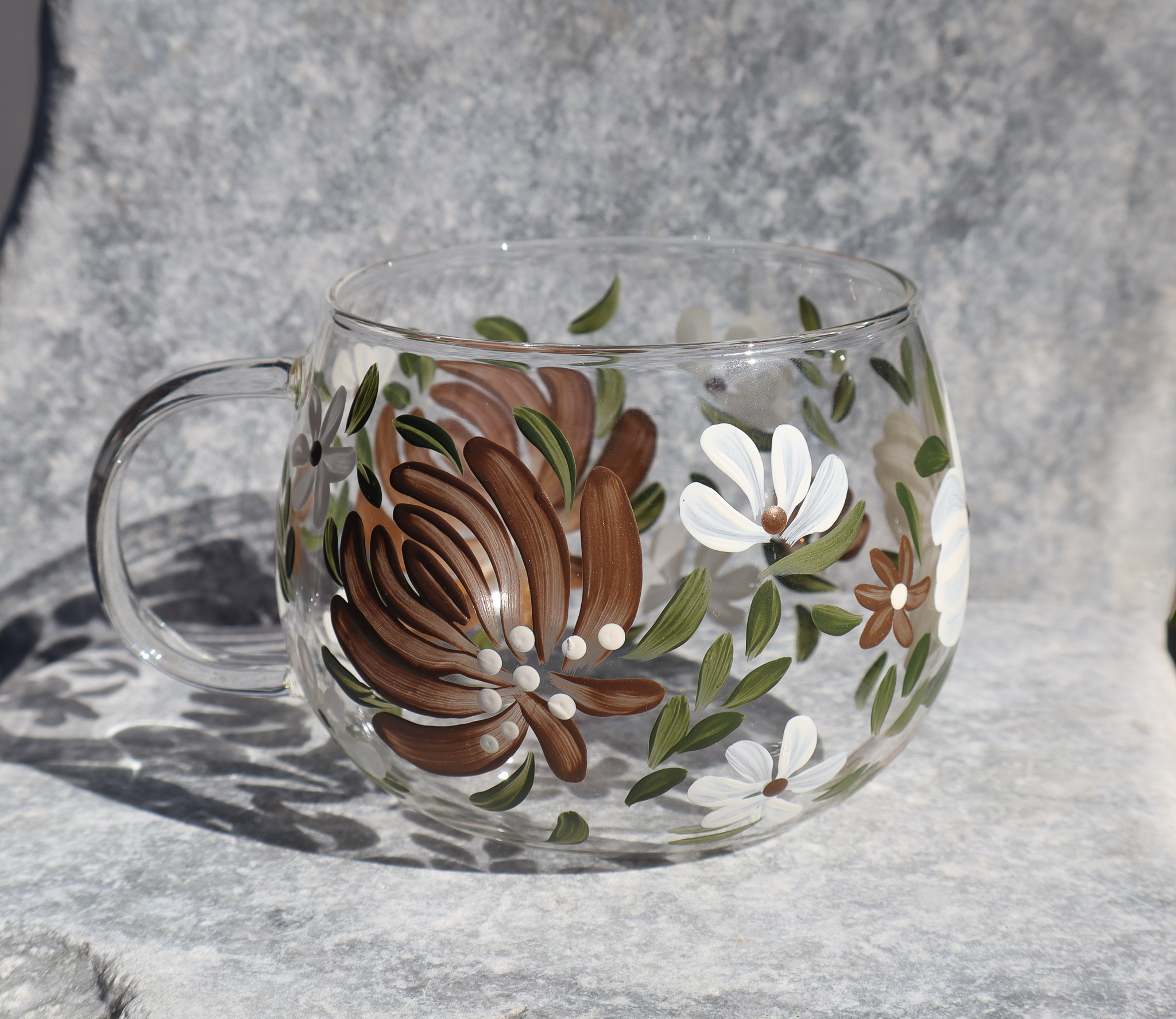 White & Mocha Floral - Cam Kupa 410 ml, moka çiçekli kulplu görünüm