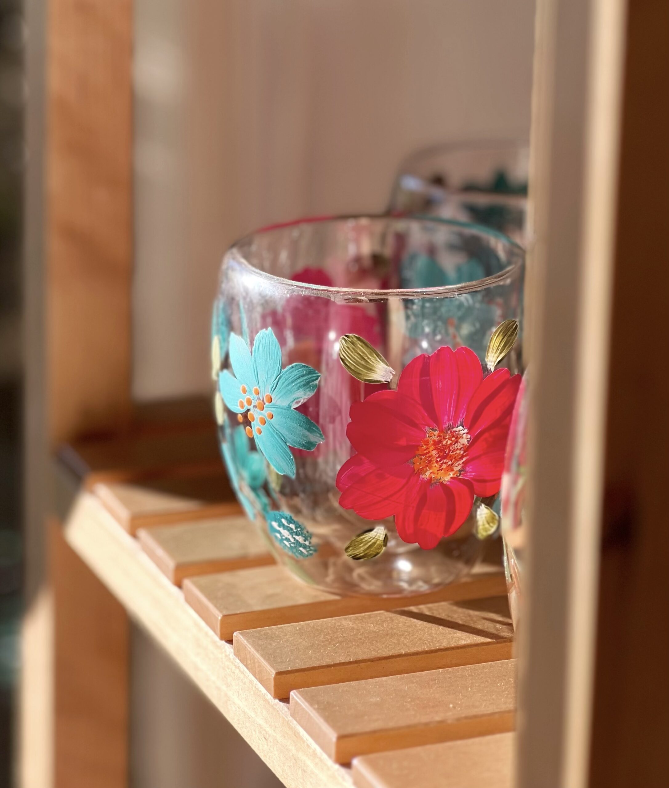 Scarlet & Turquoise - Çift Cidarlı Bardak 350 ml, kırmızı ve turkuaz çiçekli