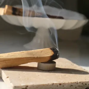 Palo Santo Tütsü – traverten tütsülük üzerinde yanan palo santo çubuğu